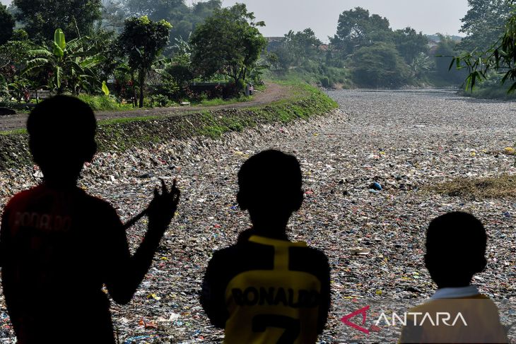 Sampah di Sungai Citarum Lama
