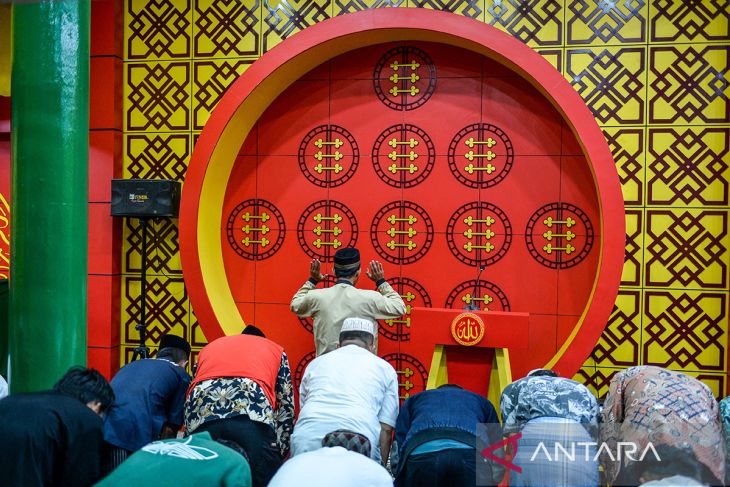 Malam pertama Ramadhan, beginilah suasana khusyuk shalat tarawih di Masjid Lautze 2 Bandung, 