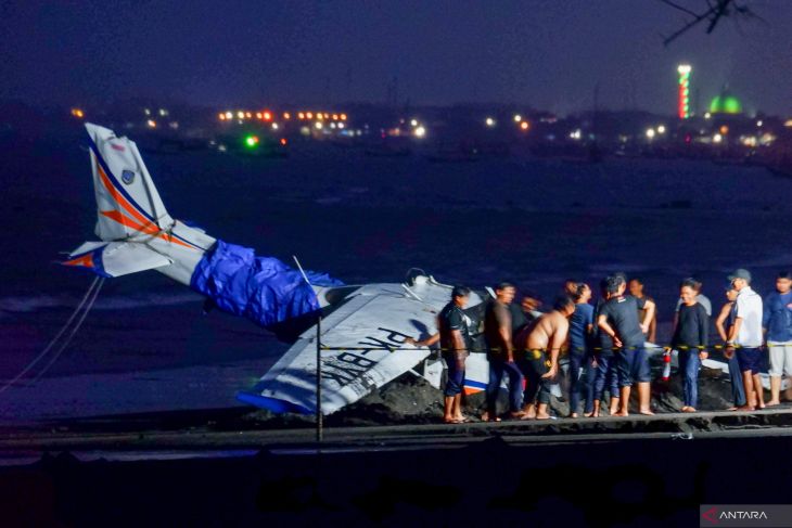 Pesawat latih jatuh di pesisir muncar