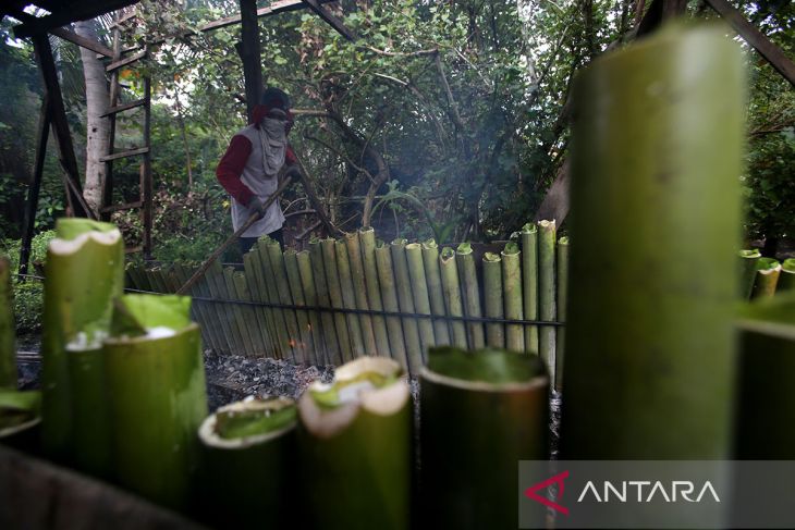 FOTO - Masak lemang bambu untuk Ramadhan