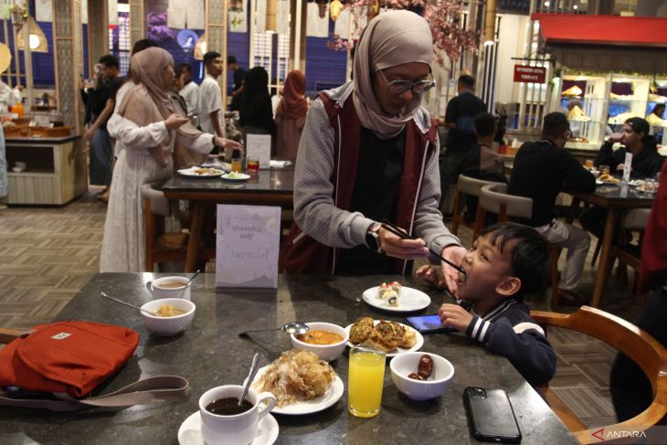 Berbuka bersama di restoran pada hari pertama puasa