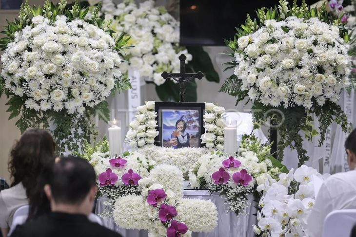 Jenazah Elsa Laksono tiba di rumah duka