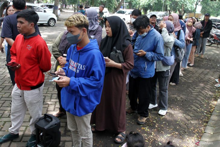 Penukaran uang baru Bank Indonesia di Malang