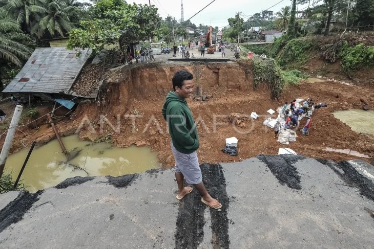 Begini kondisi jalan lintas Sumatera di Bungo Jambi yang amblas
