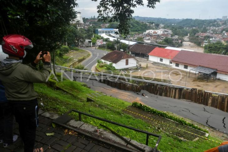 Jalan ambles menuju Stasiun Batu Tulis Kota Bogor