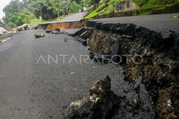 Jalan ambles menuju Stasiun Batu Tulis Kota Bogor