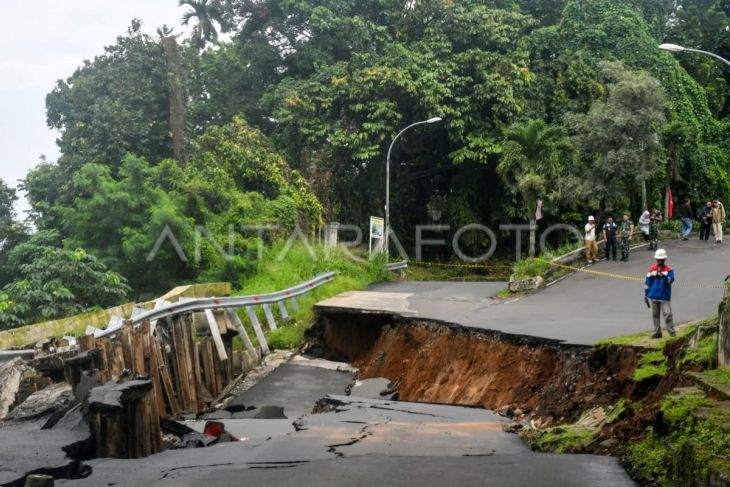 Jalan ambles menuju Stasiun Batu Tulis Kota Bogor