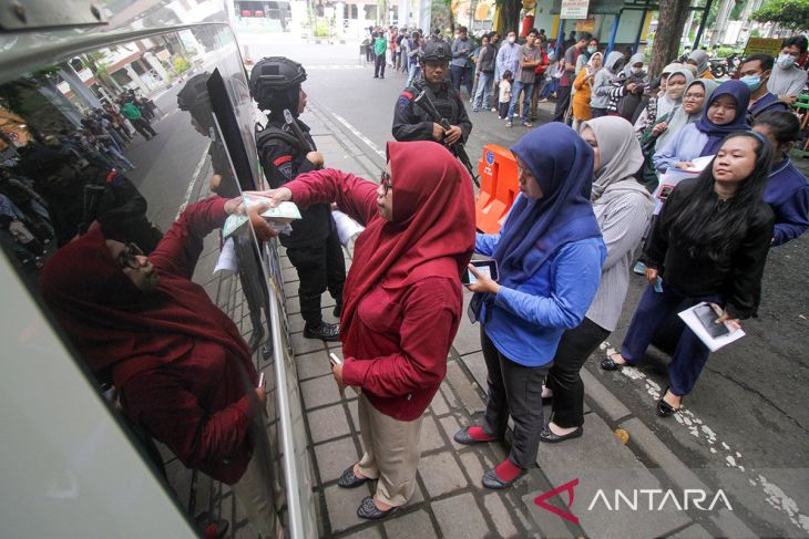 Penukaran uang baru Bank Indonesia di Sidoarjo