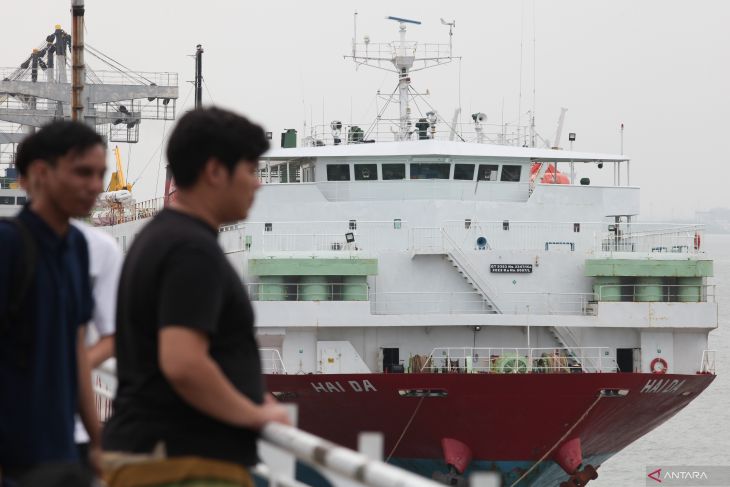 Ngabuburit di Pelabuhan Tanjung Perak