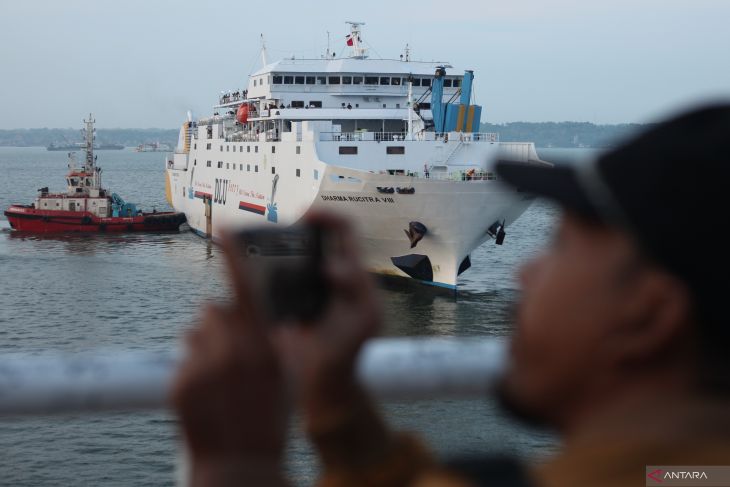 Ngabuburit di Pelabuhan Tanjung Perak