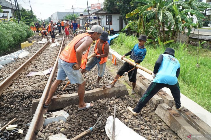 Perbaikan bantalan rel kereta api