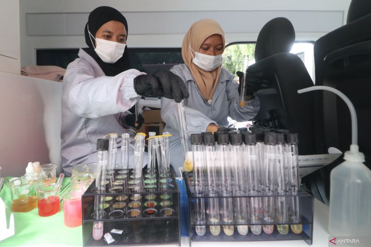 Uji kelayakan makanan di pasar takjil Kediri