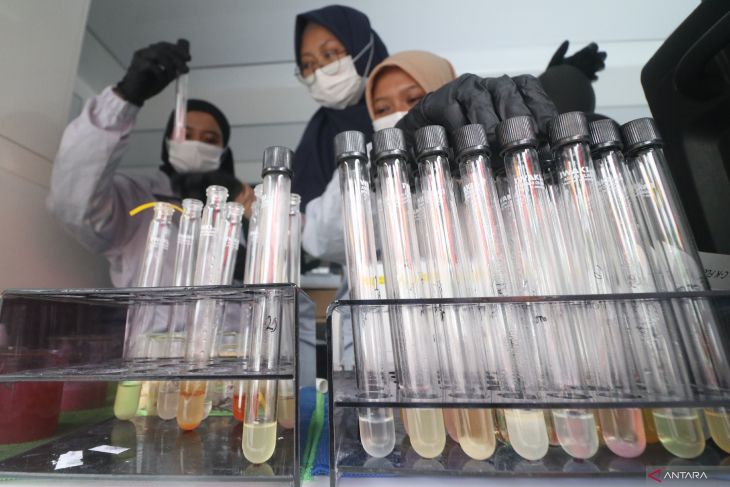 Uji kelayakan makanan di pasar takjil Kediri