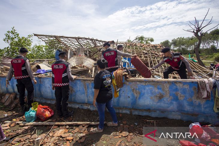 Dampak puting beliung di Indramayu