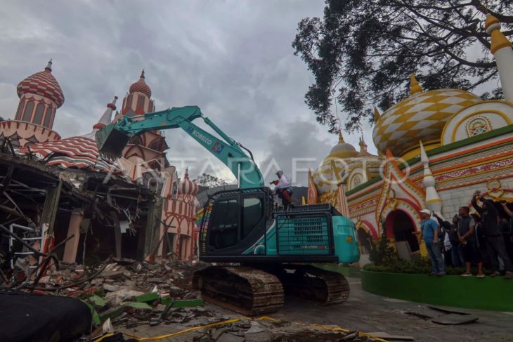 Pembongkaran tempat wisata Hibisc Fantasy Puncak Bogor