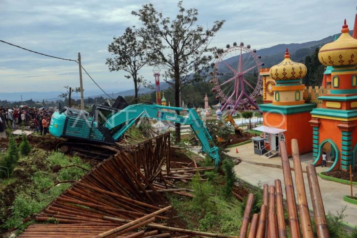 Pembongkaran tempat wisata Hibisc Fantasy Puncak Bogor