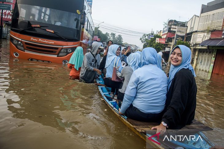 Pekerja terdampak banjir di Kabupaten Bandung