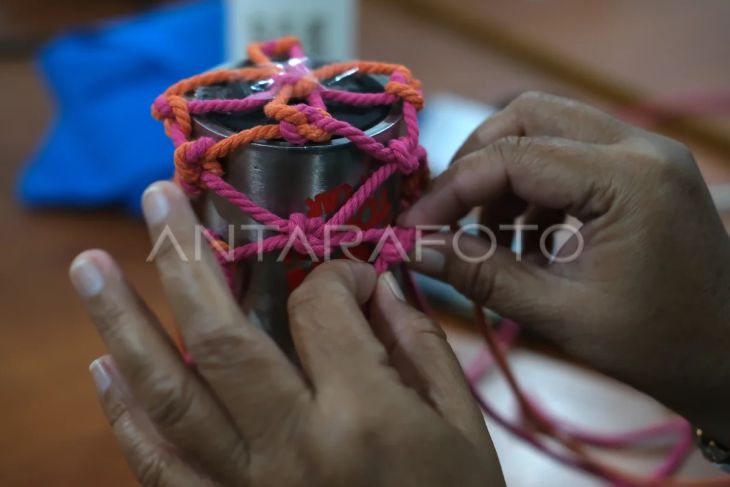 Pelatihan membuat sarung macrame botol minuman