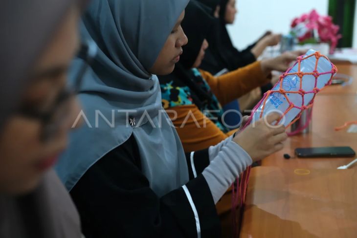 Pelatihan membuat sarung macrame botol minuman