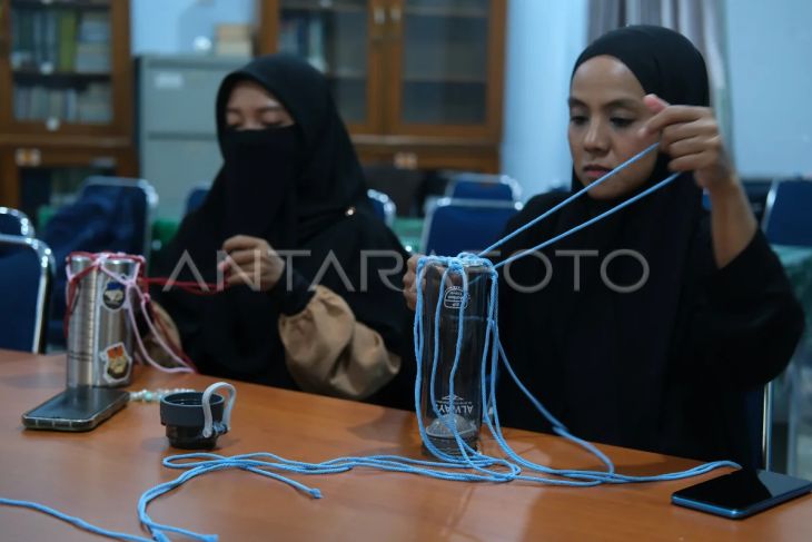 Pelatihan membuat sarung macrame botol minuman
