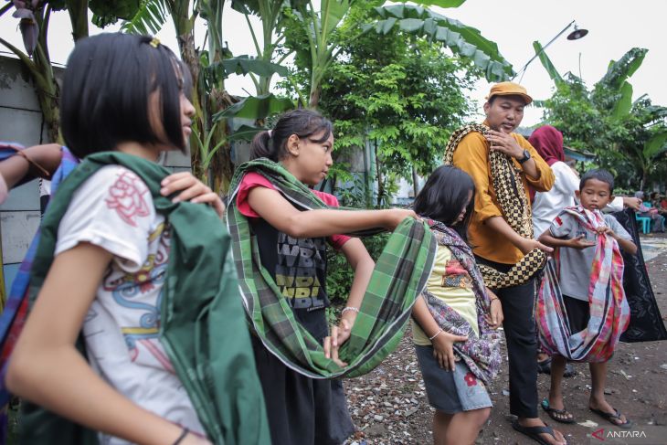 Permainan tradisional menggunakan sarung