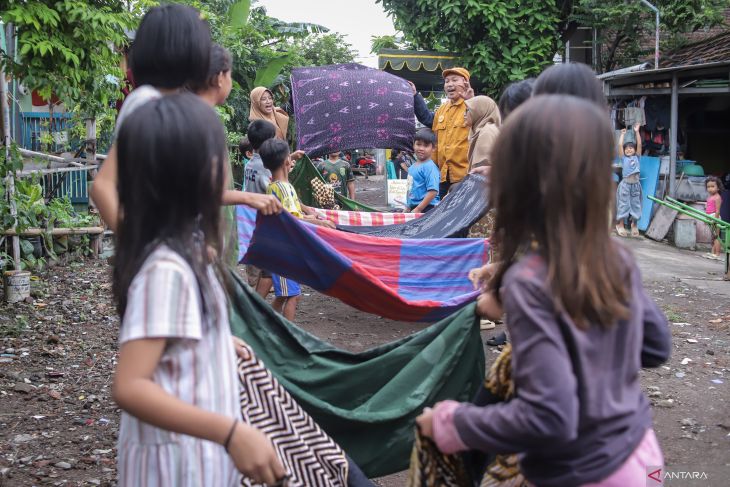 Permainan tradisional menggunakan sarung