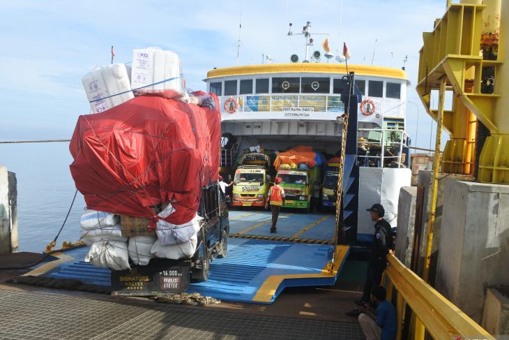 Warga Pulau Sapudi mudik awal di Pelabuhan Jangkar