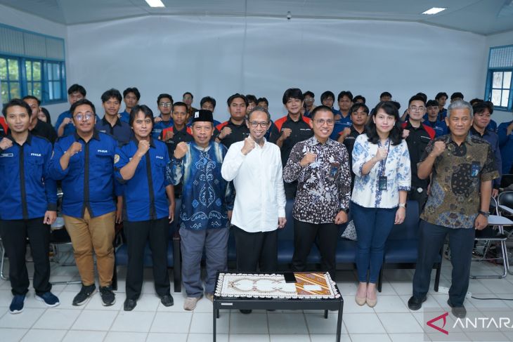 GM PLN Kalselteng foto bersama mahasiswa Fakultas Teknik ULM