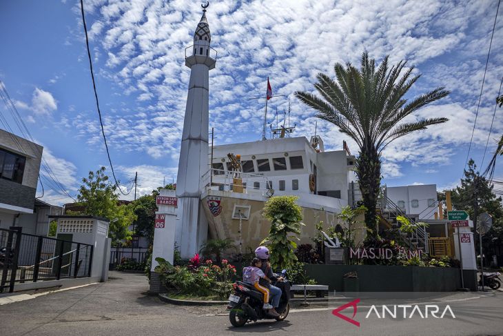 Masjid unik berbentuk kapal laut di Kota Cimahi