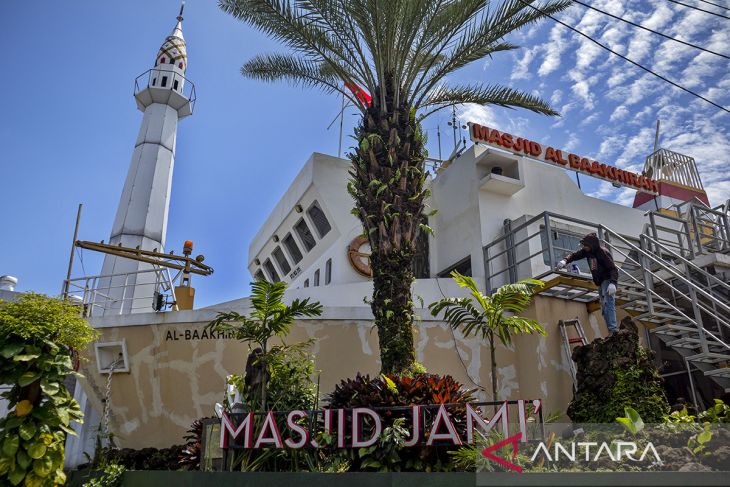 Masjid unik berbentuk kapal laut di Kota Cimahi
