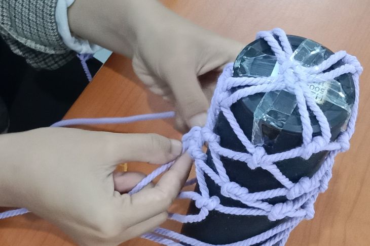 Pelatihan membuat sarung macrame botol minuman