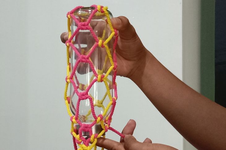 Pelatihan membuat sarung macrame botol minuman