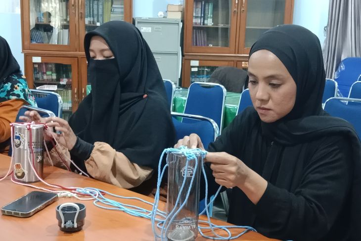 Pelatihan membuat sarung macrame botol minuman