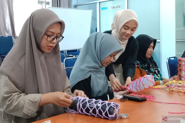 Pelatihan membuat sarung macrame botol minuman