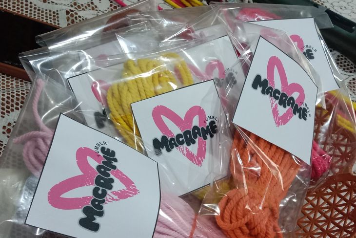 Pelatihan membuat sarung macrame botol minuman