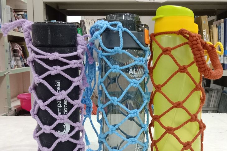 Pelatihan membuat sarung macrame botol minuman