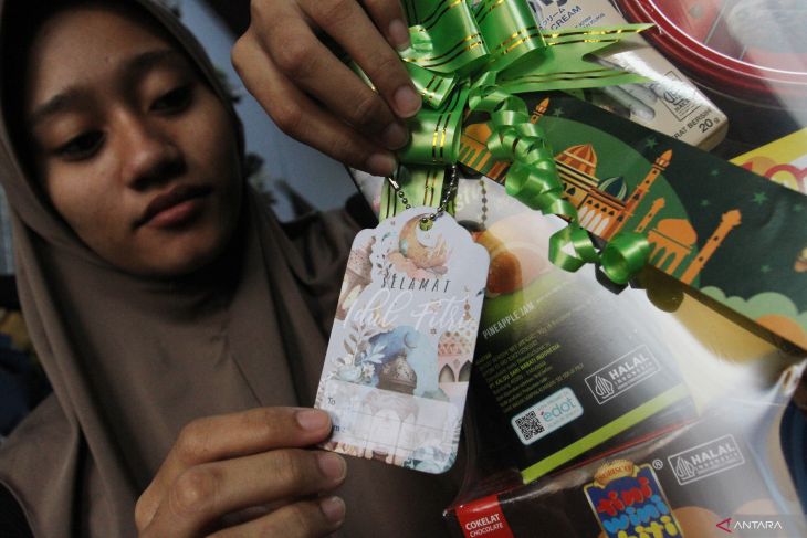 Perajin bunga buket di Malang beralih memproduksi parcel