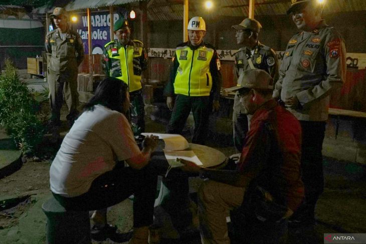 Razia kafe karaoke saat Ramadhan