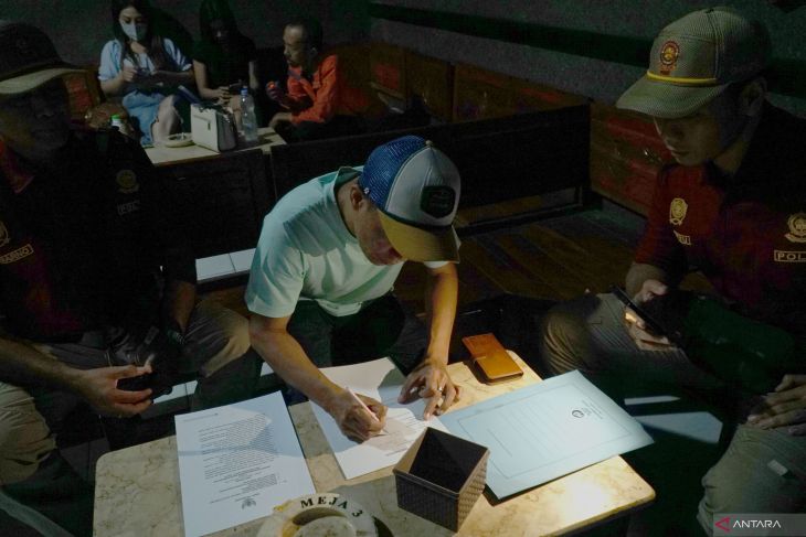 Razia kafe karaoke saat Ramadhan