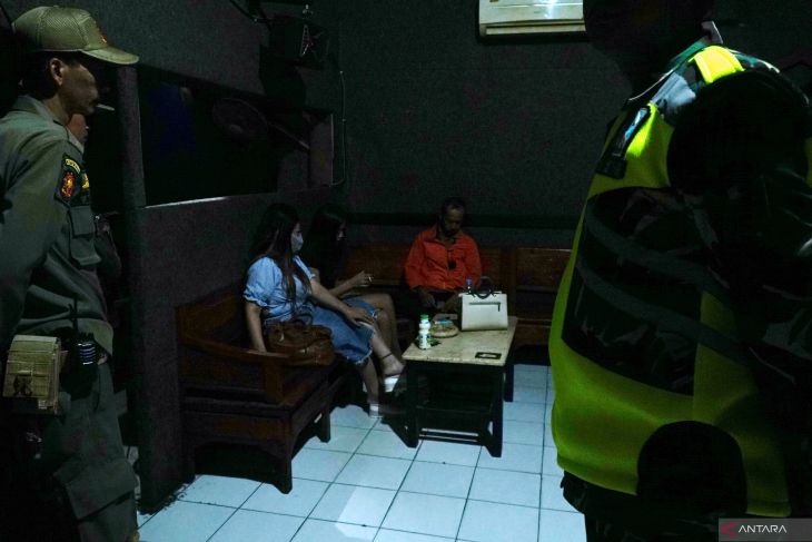 Razia kafe karaoke saat Ramadhan