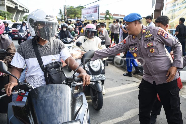 Polresta Samarinda bagikan takjil pada pengendara