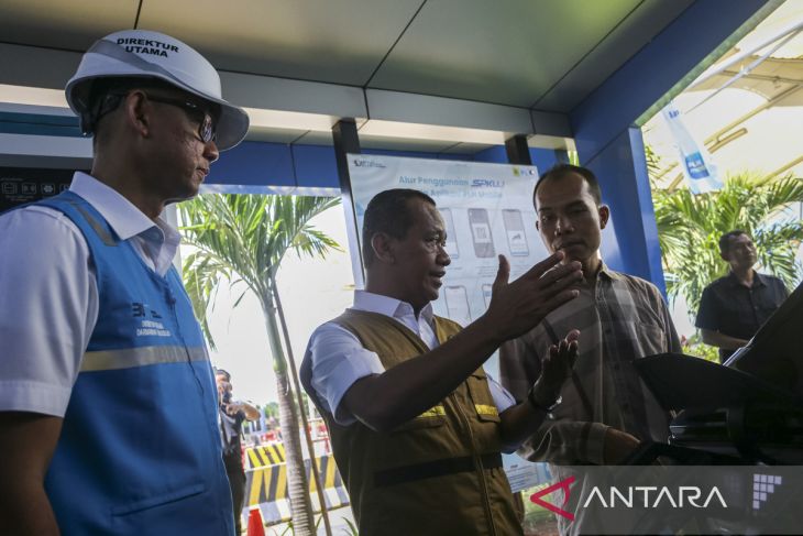 Menteri ESDM tinjau SPKLU Pelabuhan Merak