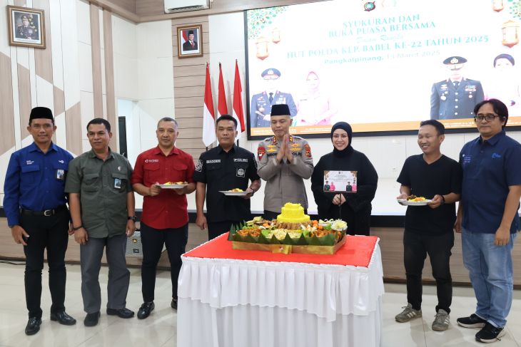 Potong tumpeng ulang tahun ke 22 Polda Babel