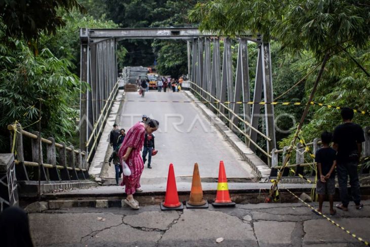 Jembatan Cicangor di Karawang ambles