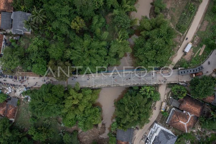 Jembatan Cicangor di Karawang ambles