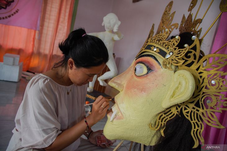 Pembuatan ogoh-ogoh jelang Hari Raya Nyepi