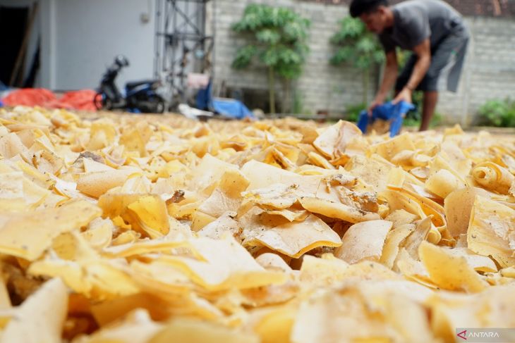 Produksi kerupuk rambak jelang Lebaran