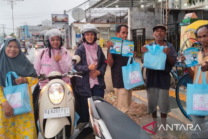 Srikandi PLN Kalselteng bagikan sembako di Kotabaru 