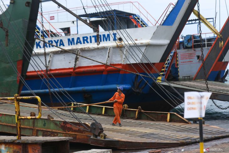 Perawatan kapal penyeberangan jelang masa arus mudik