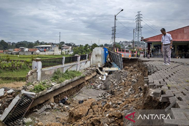 Lahan pasar amblas di Kabupaten Bandung Barat